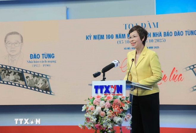 Tổng Giám đốc, Chủ tịch Liên chi Hội nhà báo TTXVN Vũ Việt Trang phát biểu khai mạc Tọa đàm. (Ảnh: Hoàng Hiếu/TTXVN) ttxvn-toa-dam-ky-niem-100-nam-ngay-sinh-nha-bao-dao-tung-4.jpg