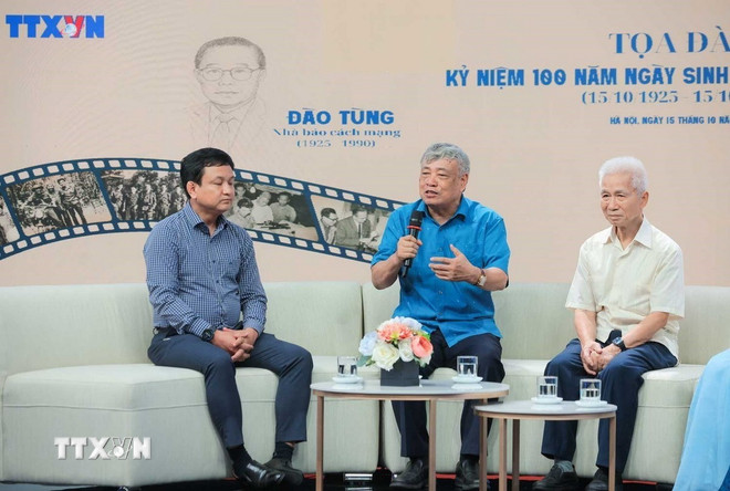 Nguyên Tổng giám đốc TTXVN Trần Mai Hưởng chia sẻ về vai trò của cố nhà báo Đào Tùng tại TTXVN trong chiến dịch Hồ Chí Minh. (Ảnh: Hoàng Hiếu/TTXVN) ttxvn-toa-dam-nha-bao-dao-tung.jpg