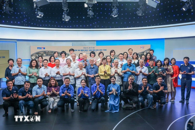 Tổng giám đốc TTXVN Vũ Việt Trang, thân nhân nhà báo Đào Tùng cùng các đại biểu tham dự buổi Tọa đàm tại điểm cầu Hà Nội. (Ảnh: Hoàng Hiếu/TTXVN) ttxvn-toa-dam-nha-bao-dao-tung-7.jpg