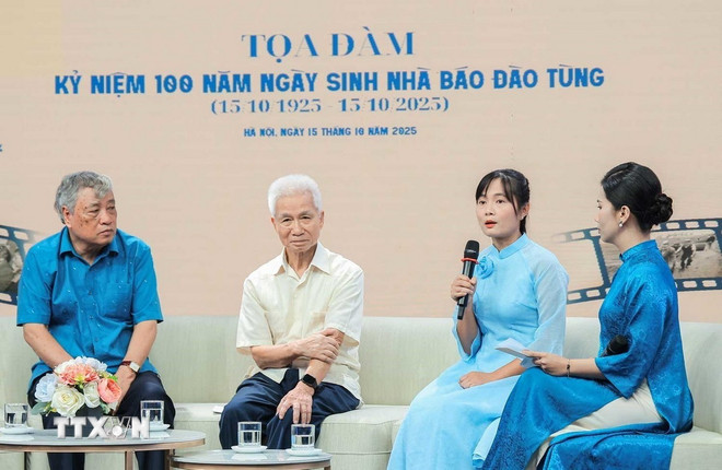 Phóng viên báo VietnamPlus (TTXVN) Cao Thị Thùy Giang chia sẻ tại buổi Tọa đàm. (Ảnh: Hoàng Hiếu/TTXVN) ttxvn-toa-dam-nha-bao-dao-tung-5.jpg