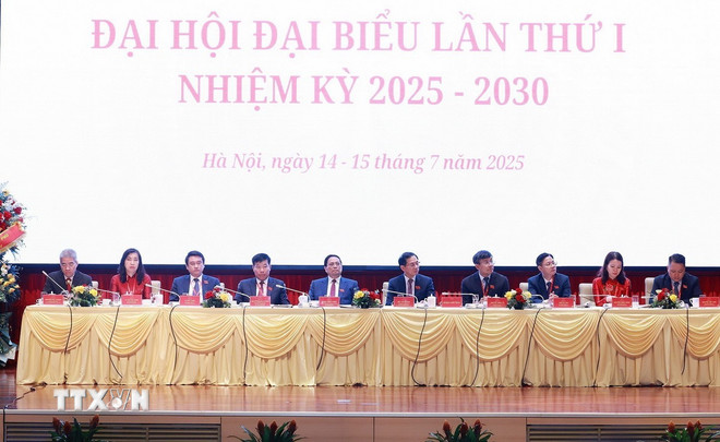 Thủ tướng Phạm Minh Chính và Đoàn Chủ tịch điều hành Đại hội đại biểu Đảng bộ Bộ Ngoại giao lần thứ nhất, nhiệm kỳ 2025-2030. (Ảnh: Dương Giang/TTXVN)