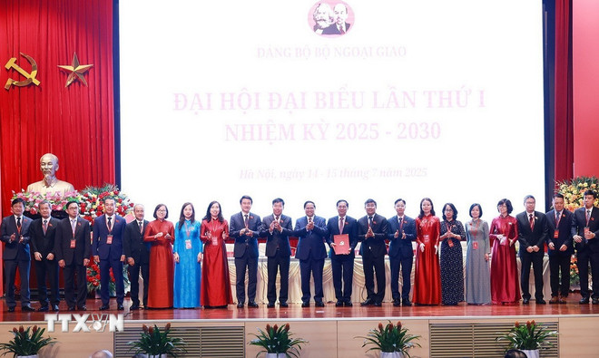 Thủ tướng Phạm Minh Chính với Ban Chấp hành Đảng bộ Bộ Ngoại giao nhiệm kỳ 2025-2030. (Ảnh: Dương Giang/TTXVN)