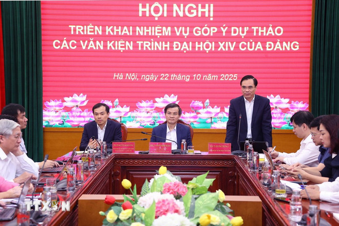 Vorbește profesorul asociat, doctorul Duong Trung Y, director adjunct al Academiei Naționale de Științe Politice din Ho Și Min. (Foto: Van Diep/VNA) ttxvn-duong-trung-y.jpg