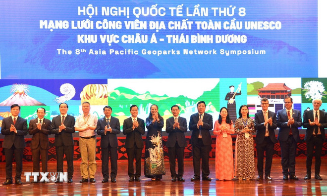 Các đại biểu tham dự Hội nghị quốc tế lần thứ 8 Mạng lưới Công viên địa chất toàn cầu UNESCO khu vực châu Á-Thái Bình Dương. (Ảnh: TTXVN phát) ttxvn-mang-luoi-cong-vien-dia-chat-toan-cau.jpg