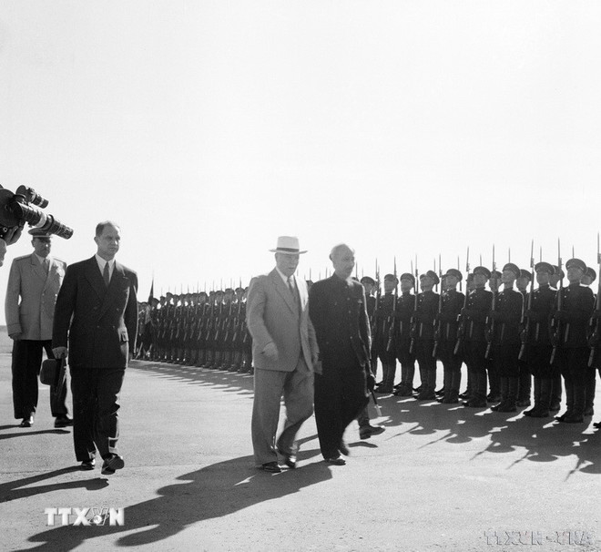 ttxvn-chu-tich-ho-chi-minh-tham-nga.jpg