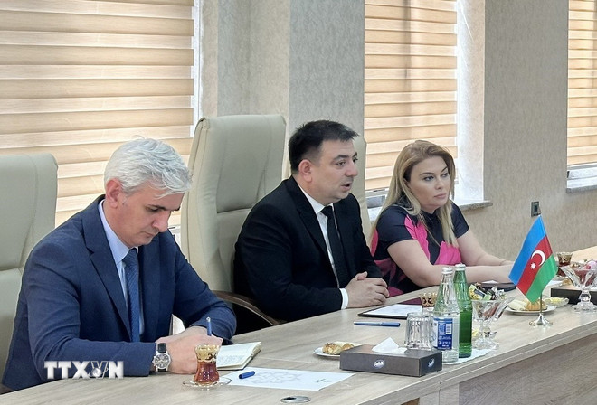Chủ tịch Azertac Vugar Alyev phát biểu tại cuộc hội đàm với Tổng giám đốc TTXVN Vũ Việt Trang. (Ảnh: TTXVN) ttxvn-tong-giam-doc-hoi-dam-voi-chu-tich-hang-thong-tan-azertac-1.jpg