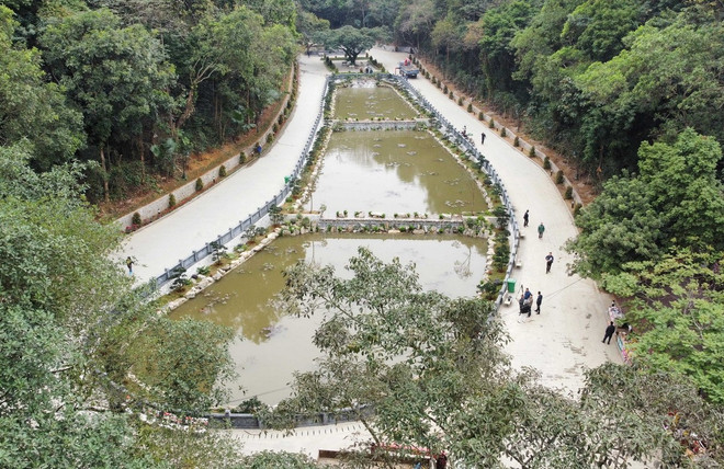 Việc cải tạo ao sen trước Đền Giếng sẽ là điểm nhấn về cảnh quan tại Giỗ Tổ Hùng Vương-Lễ hội Đền Hùng 2025. (Ảnh: Tạ Toàn/TTXVN) den-hung-4.jpg
