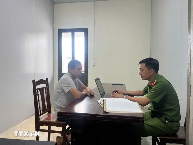 Đối tượng tại cơ quan điều tra. (Ảnh: TTXVN phát) ttxvn-chay-hung-yen-2.jpg