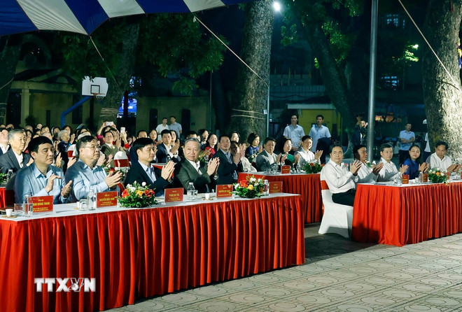 Secretarul general To Lam, președintele Adunării Naționale Tran Thanh Man, membrul permanent al Secretariatului Tran Cam Tu și delegații participă la Ziua Marii Unități Naționale în zona interrezidențială a cartierului Ba Dinh din Hanoi. (Foto: Thong Nhat/VNA) ttxvn-tong-bi-thu-va-chu-tich-quoc-hoi-du-ngay-hoi-dai-doan-ket-tai-phuong-ba-dinh-9.jpg