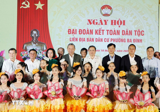ttxvn-tong-bi-thu-va-chu-tich-quoc-hoi-du-ngay-hoi-dai-doan-ket-tai-phuong-ba-dinh-2.jpg