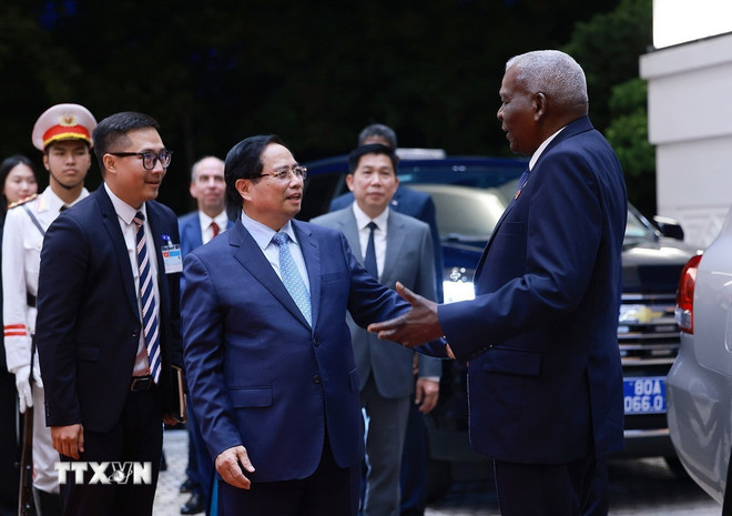 Prime Minister Pham Minh Chinh welcomes President of the Cuban National Assembly Esteban Lazo Hernández. (Photo: Duong Giang/VNA) ttxvn-thu-tuong-hoi-kien-chu-tich-quoc-hoi-cuba-esteban-lazo-hernandez-5.jpg