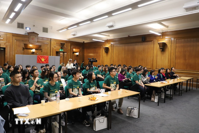 Peste 100 de studenți vietnamezi de la școli și universități din Marea Britanie au participat la Leader Camp 2024 la Universitatea Westminster din Londra. (Foto: Phong Ha/VNA) ttxvn-sinh-vien-viet-tai-anh.jpg