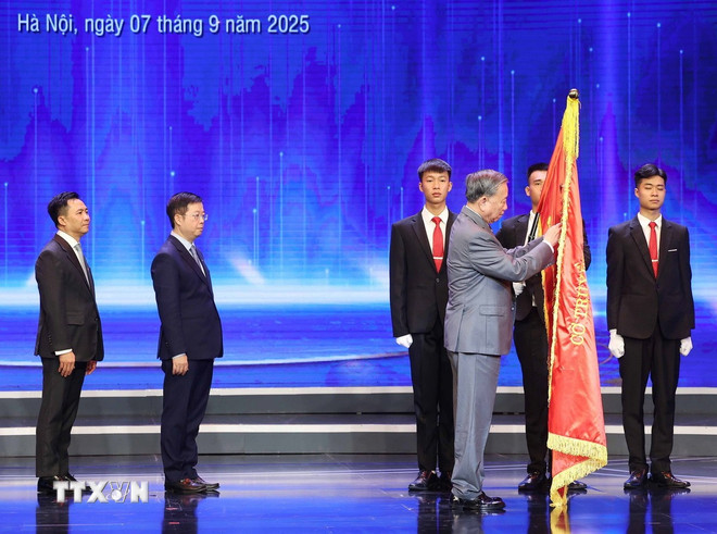 Generální tajemník To Lam předává Vietnamské televizi Medaili práce první třídy. (Foto: Phan Phuong/VNA) ttxvn-tong-bi-thu-dai-truyen-hinh-12.jpg