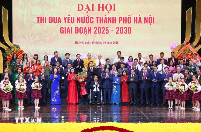 Prime Minister Pham Minh Chinh presented flowers to congratulate exemplary delegates attending the 11th National Patriotic Emulation Congress. (Photo: Duong Giang/VNA) ttxvn-thi-dua-ha-noi.jpg