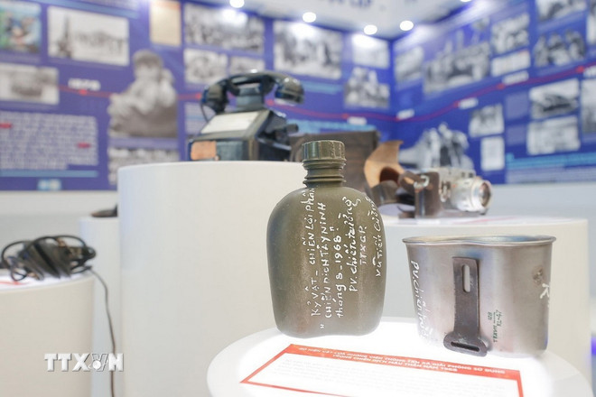 Objets exposés au stand de l'Agence vietnamienne d'information (VNA) à l'Exposition nationale des réalisations « 80 ans de voyage vers l'indépendance, la liberté et le bonheur ». (Photo : Minh Quyet/VNA) ttxvn-gian-hang-7.jpg