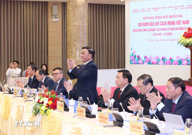 Thường trực Ban Bí thư Trần Cẩm Tú cùng các đồng chí tham gia chủ trì hội thảo. (Ảnh: Phương Hoa/TTXVN) ttxvn-tran-cam-tu-2.jpg