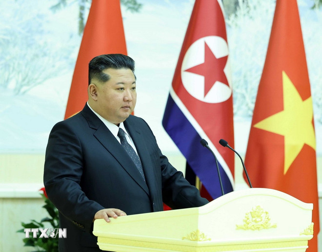O Secretário-Geral e Presidente da Comissão de Assuntos de Estado da República Popular Democrática da Coreia, Kim Jong Un, discursa na recepção de boas-vindas ao Secretário-Geral To Lam e à delegação vietnamita de alto escalão. (Foto: Thong Nhat/VNA) ttxvn-chieu-dai-chao-mung-tong-bi-thu-to-lam-tham-cap-nha-nuoc-toi-trieu-tien-1.jpg