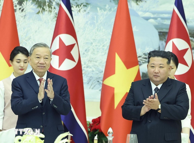Secretário-Geral To Lam e Secretário-Geral e Presidente da Comissão de Assuntos de Estado da República Popular Democrática da Coreia, Kim Jong Un, na recepção. (Foto: Thong Nhat/VNA) ttxvn-chieu-dai-chao-mung-tong-bi-thu-to-lam-tham-cap-nha-nuoc-toi-trieu-tien-2.jpg