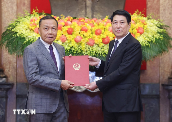 ប្រធានរដ្ឋ Luong Cuong បានបង្ហាញសេចក្តីសម្រេចចិត្តប្រគល់ងារជាឯកអគ្គរដ្ឋទូតកម្រិត១ ជូនលោក Nguyen Quang Trung អគ្គកុងស៊ុលវៀតណាមប្រចាំនៅទីក្រុង Vancouver ប្រទេសកាណាដា។ (រូបថត៖ Lam Khanh/VNA) ttxvn-chu-tich-nuoc-trao-quyet-dinh-phong-ham-dai-su-va-bo-nhiem-dai-su-7.jpg