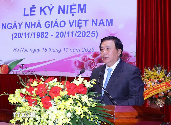 Profesor-Dokter Nguyen Xuan Thang menyampaikan pidato dalam rangka memperingati Hari Guru Vietnam, 20 November. (Foto: Van Diep/VNA) ttxvn-nguyen-xuan-thang-hoc-vien-chinh-tri-1.jpg
