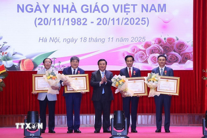 Profesor-Dokter Nguyen Xuan Thang memberikan Medali Buruh Kelas Tiga dan Dua kepada para individu. (Foto: Van Diep/VNA) ttxvn-nguyen-xuan-thang-hoc-vien-chinh-tri-3.jpg