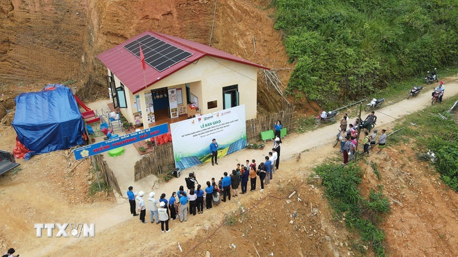 Hình ảnh 2 Hệ thống điện mặt trời áp mái được lắp đặt cho điểm trường Mầm non và Tiểu học Nà Hoi, Thái Nguyên. (Ảnh: TTXVN)