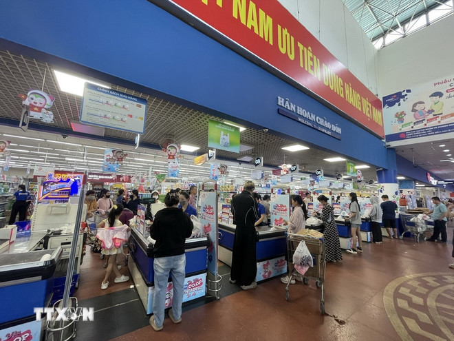 توافد الناس على سوبر ماركت ttxvn-du-tru-luong-thuc.jpg