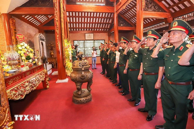 Đoàn công tác của Quân ủy Trung ương, Bộ Quốc phòng dâng hương tại Khu di tích lịch sử quốc gia 27/7, xã Đại Phúc, tỉnh Thái Nguyên. (Ảnh: Thu Hằng/TTXVN) ttxvn-dai-tuong-phan-van-giang-thai-nguyen-1.jpg