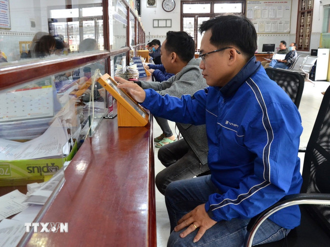 ประชาชนกำลังดำเนินการขอใบอนุญาตก่อสร้างในเมืองดานัง (ภาพ: Quoc Dung/VNA) ttxvn-cap-phep-xay-dung.jpg