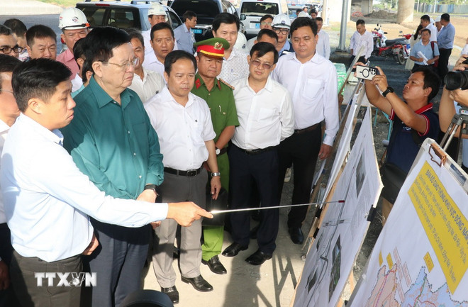 نائبة رئيس الوزراء ماي فان تشينه تتفقد تقدم مشروع الطريق الدائري الثالث لمدينة هو تشي منه عبر مقاطعة تاي نينه. (صورة: بوي جيانج/وكالة الأنباء الفيتنامية) ttxvn-pho-thu-tuong-mai-van-chinh-tay-ninh-2.jpg