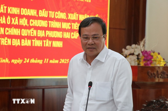 رئيس اللجنة الشعبية لمقاطعة تاي نينه، لي فان هان، يتحدث في الاجتماع. (صورة: بوي جيانج/وكالة الأنباء الفيتنامية) ttxvn-pho-thu-tuong-mai-van-chinh-tay-ninh-3.jpg
