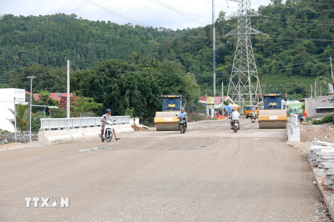 Đơn vị thi công gấp rút hoàn thành nâng cấp Quốc lộ 28B đoạn qua địa bàn xã Phan Sơn. (Ảnh: Nguyễn Thanh/TTXVN) ttxvn-lam-dong-quoc-lo-28b-2.jpg