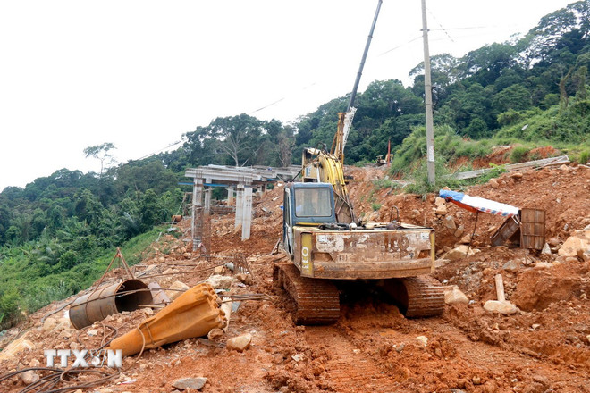 Đơn vị triển khai thi công cầu cạn mở rộng các khúc cua đèo dốc trên đèo Đại Ninh, thuộc dự án nâng cấp Quốc lộ 28B. (Ảnh: Nguyễn Thanh/TTXVN) ttxvn-lam-dong-quoc-lo-28b-5.jpg