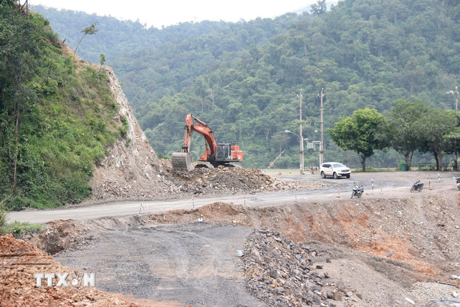 Đơn vị thi công nâng cấp Quốc lộ 28B đoạn chân đèo Đại Ninh, địa bàn xã Phan Sơn. (Ảnh: Nguyễn Thanh/TTXVN) ttxvn-lam-dong-quoc-lo-28b-3.jpg