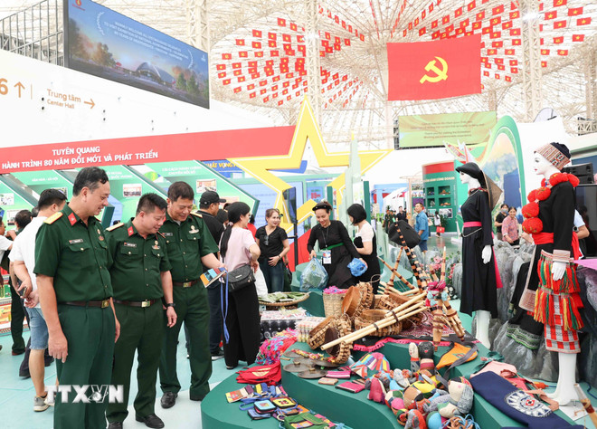Đông đảo nhân dân tham quan không gian trưng bày của tỉnh Cao Bằng. (Ảnh: Phương Hoa/TTXVN) ttxvn-hoi-cho-mua-thu2.jpg