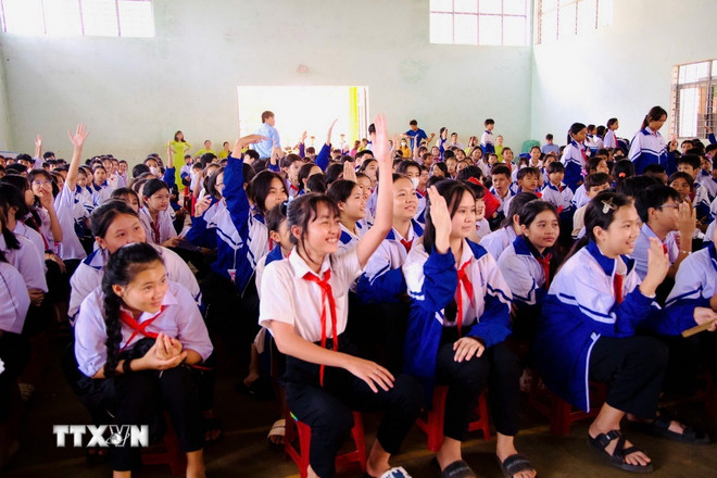 Các em học sinh tham gia sự kiện truyền thông “Nắng cao nguyên,” khơi dậy ước mơ và tự tin cho phụ nữ dân tộc thiểu số. (Ảnh: TTXVN phát) ttxvn-binh-dang-gioi.jpg