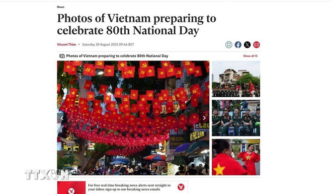 The Independent (UK) បានបោះពុម្ភរូបថតរបស់វៀតណាមកំពុងរៀបចំពិធីអបអរសាទរទិវាបុណ្យជាតិលើកទី 80 ជាមួយនឹងផ្លូវដែលតម្រង់ជួរដោយទង់ជាតិ និងផ្កា ហើយអតីតយុទ្ធជន និងប្រជាជនកំពុងរៀបចំយ៉ាងសប្បាយរីករាយដើម្បីអបអរសាទរទិវាបុណ្យឯករាជ្យ។ (រូបថត៖ Minh Hop/VNA) ttxvn-bao-anh-dieu-binh-1.jpg