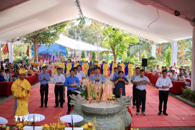 អ្នកស្រុក និងអ្នកទេសចរមកជួបជុំគ្នាក្នុងបរិយាកាសពិធីបុណ្យ និងរំលឹកដល់ Lady Phi Yen។ (រូបថត៖ VNA) ttxvn-le-gio-ba-phi-yen-2.jpg