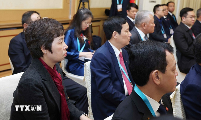 Các đại biểu tháp tùng Tổng Bí thư Tô Lâm đến thăm Đại sứ quán Việt Nam tại Triều Tiên. (Ảnh: Thống Nhất/TTXVN) ttxvn-tong-bi-thu-to-lam-tham-dai-su-quan-viet-nam-tai-trieu-tien-6.jpg