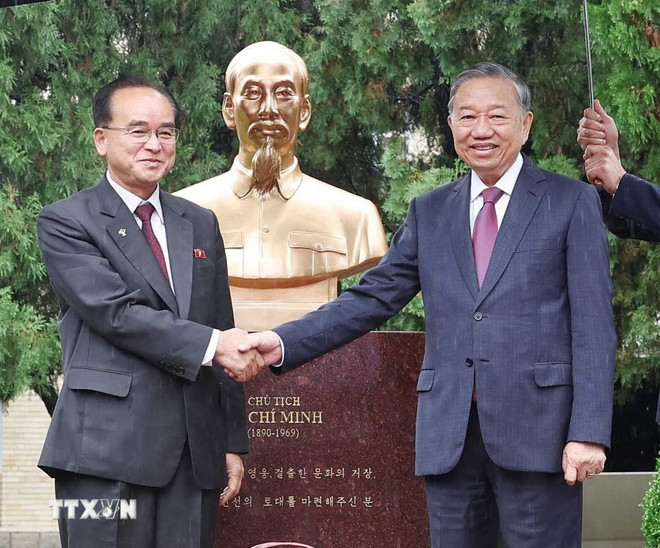 Tổng Bí thư Tô Lâm và ông Jo Yong Won, Ủy viên Thường vụ Bộ Chính trị, Bí thư Trung ương Đảng, Trưởng Ban Tổ chức Trung ương Đảng Lao động Triều Tiên, tại Tượng đài Chủ tịch Hồ Chí Minh. (Ảnh: Thống Nhất/TTXVN) ttxvn-tong-bi-thu-to-lam-tuong-dai-chu-tich-ho-chi-minh-tai-binh-nhuong-3.jpg