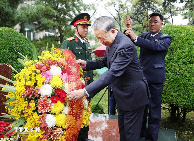 Tổng Bí thư Tô Lâm đặt lẵng hoa tại Tượng đài Chủ tịch Hồ Chí Minh. (Ảnh: Thống Nhất/TTXVN) ttxvn-tong-bi-thu-to-lam-tuong-dai-chu-tich-ho-chi-minh-tai-binh-nhuong-2.jpg