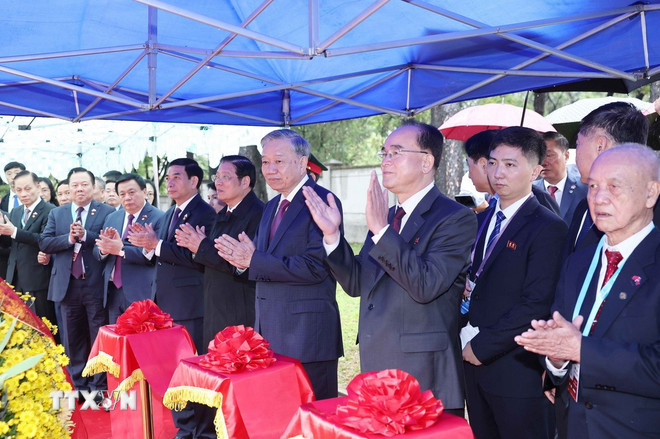 Tổng Bí thư Tô Lâm và các đại biểu thực hiện nghi thức khánh thành Tượng đài Chủ tịch Hồ Chí Minh. (Ảnh: Thống Nhất/TTXVN) ttxvn-tong-bi-thu-to-lam-tuong-dai-chu-tich-ho-chi-minh-tai-binh-nhuong-4.jpg
