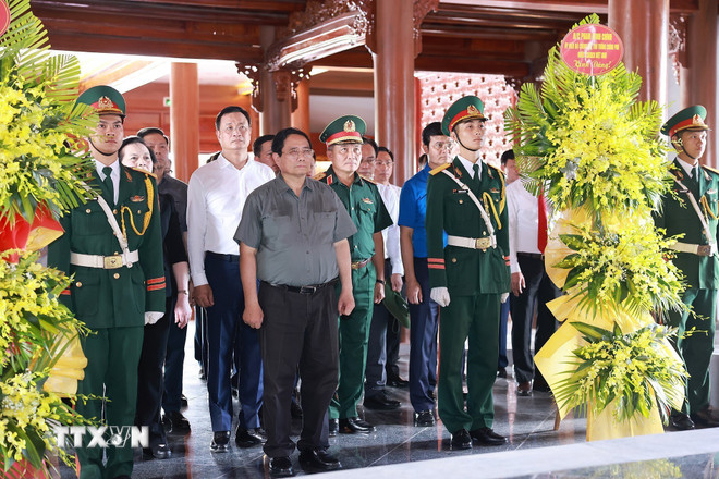 Thủ tướng Phạm Minh Chính dâng hoa tại Khu lưu niệm cố Tổng Bí thư Lê Duẩn ở xã Triệu Phong. (Ảnh: Dương Giang/TTXVN)