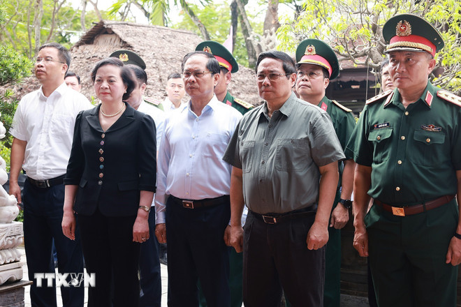 Thủ tướng Phạm Minh Chính dâng hương tưởng nhớ Đại tướng Nguyễn Chí Thanh ở thành phố Huế. (Ảnh: Dương Giang/TTXVN)