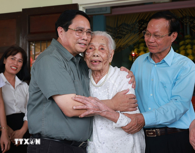 Thủ tướng Phạm Minh Chính thăm Mẹ Việt Nam Anh hùng Đào Thị Vui, có chồng và con là liệt sỹ. (Ảnh: Dương Giang/TTXVN)