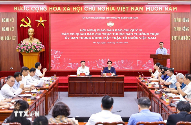 នាព្រឹកថ្ងៃទី ១៦ តុលា គណៈកម្មាធិការអចិន្ត្រៃយ៍នៃគណៈកម្មាធិការមជ្ឈិមរណសិរ្សមាតុភូមិវៀតណាមបានរៀបចំសន្និសីទសារព័ត៌មានសម្រាប់ទីភ្នាក់ងារសារព័ត៌មានដែលពាក់ព័ន្ធ។ (រូបថត៖ Phuc Hang/VNA) ttxvn-mat-tran-to-quoc-giao-ban-bao-chi.jpg