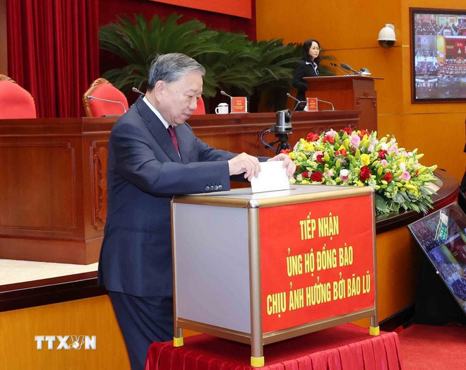 Tổng Bí thư Tô Lâm quyên góp ủng hộ đồng bào chịu ảnh hưởng bởi bão lũ lụt. (Ảnh: Phương Hoa/TTXVN)