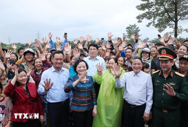 President Luong Cuong with people in flooded areas of Go Noi commune. (Photo: Lam Khanh/VNA) ttxvn-chu-tich-nuoc-da-nang-16.jpg