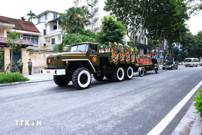Hình ảnh 2 Đoàn xe đưa linh cữu nguyên Chủ tịch nước Trần Đức Lương trên đường phố Hà Nội. (Ảnh: Tuấn Anh/TTXVN)
