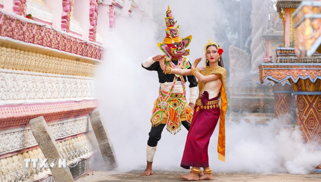 Tiết mục múa Chằn tại chùa Bôtum Kiri Răngsây (chùa Khedol, tại ấp Thạnh Đông, phường Bình Minh, tỉnh Tây Ninh). (Ảnh: Minh Phú/TTXVN) ttxvn-mua-chan-1.jpg